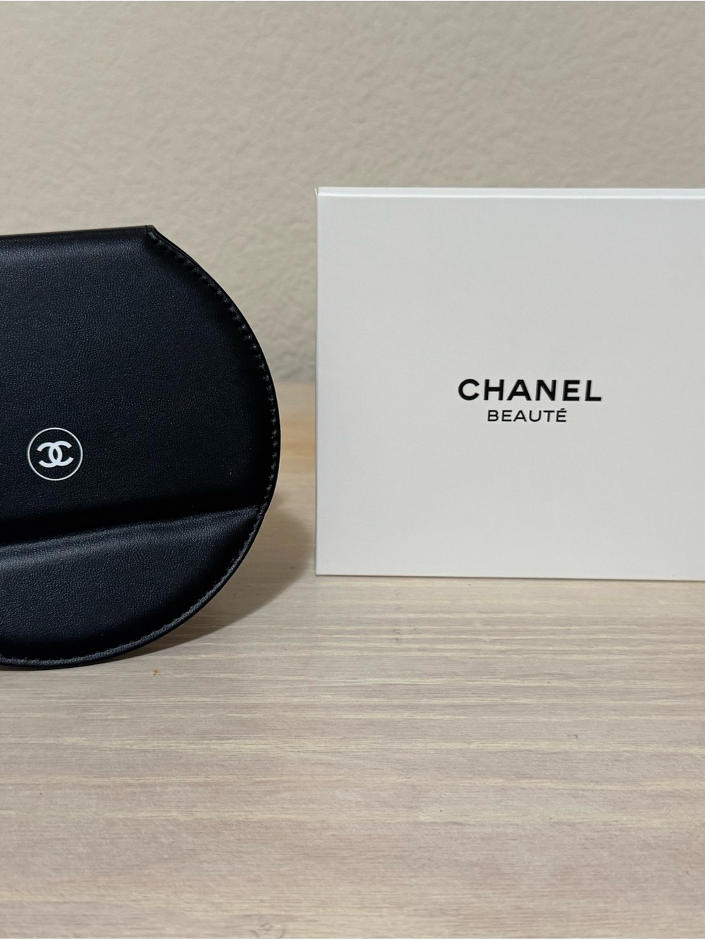 CHANEL Beauté Black & White Logo Folding Stand Compact Mirror VIP Gift - NIB - Picture 3 of 4